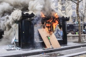 N° 041 Champs Élysées acte 18 : vite un carton rouge pour ces « gilets jaunes » là.